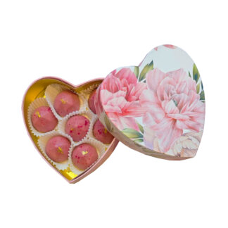 Südamekujuline karp 7 passionikommiga - Heart-shaped box with 7 gold-decorated passion fruit candies
